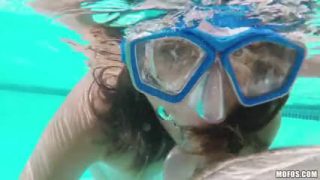 Brunette babe blows underwater